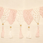 Vlaggenslinger gehaakt wit/roze